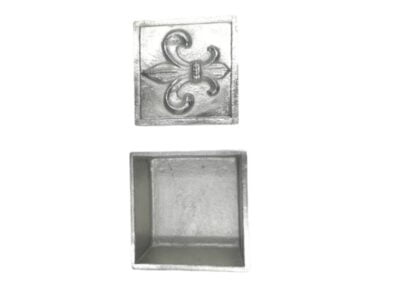 Διακοσμητικό μεταλλικό κουτί τετράγωνο fleur-de-lis.