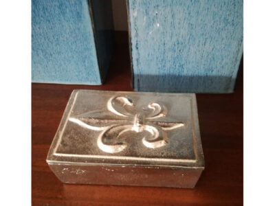 Διακοσμητικό μεταλλικό κουτί fleur-de-lis.