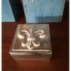 Διακοσμητικό μεταλλικό κουτί τετράγωνο fleur-de-lis.